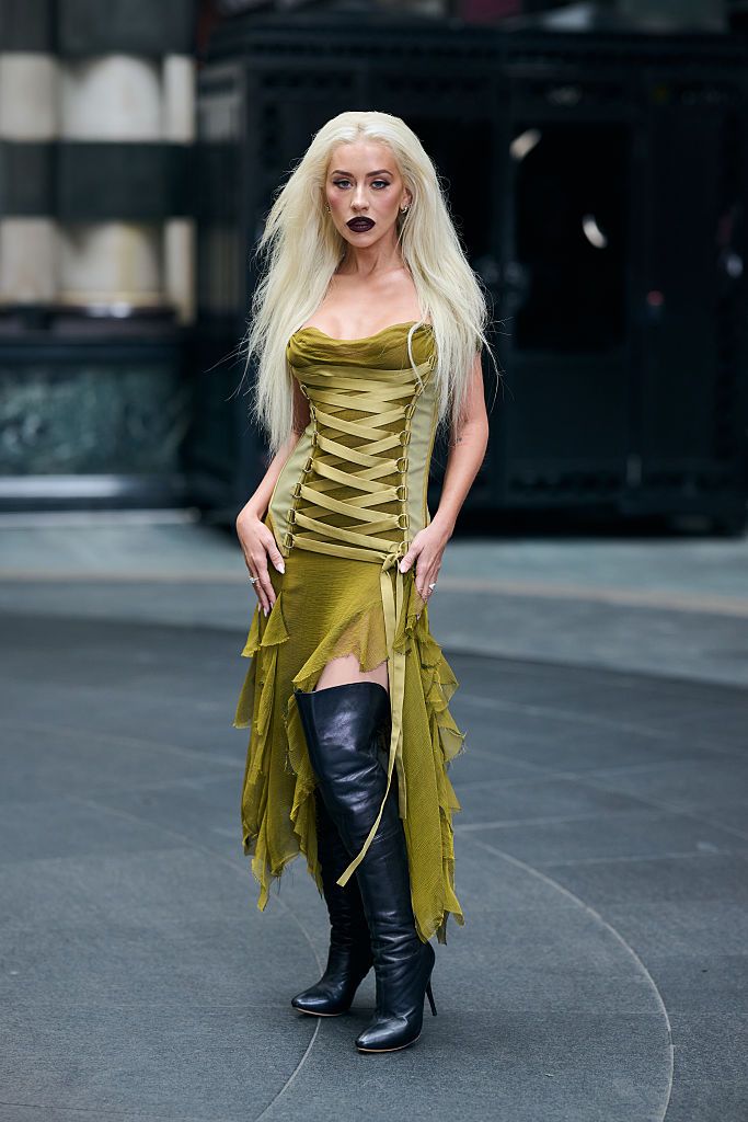 Christina Aguilera Defies Time: How This Iconic 22-Year-Old Versace Corset Became a Game-Changer for Ageless Glamour and Power Moves