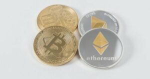 Crypto Markets Brace for Shockwaves: Bitcoin and Altcoins Tumble Ahead of Fed Chair’s Jackson Hole Bombshell Speech