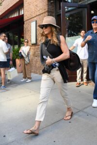 Jennifer Aniston’s Flip-Flop Secret: The Timeless Summer Game-Changer Every Fitness Fan Needs to Know