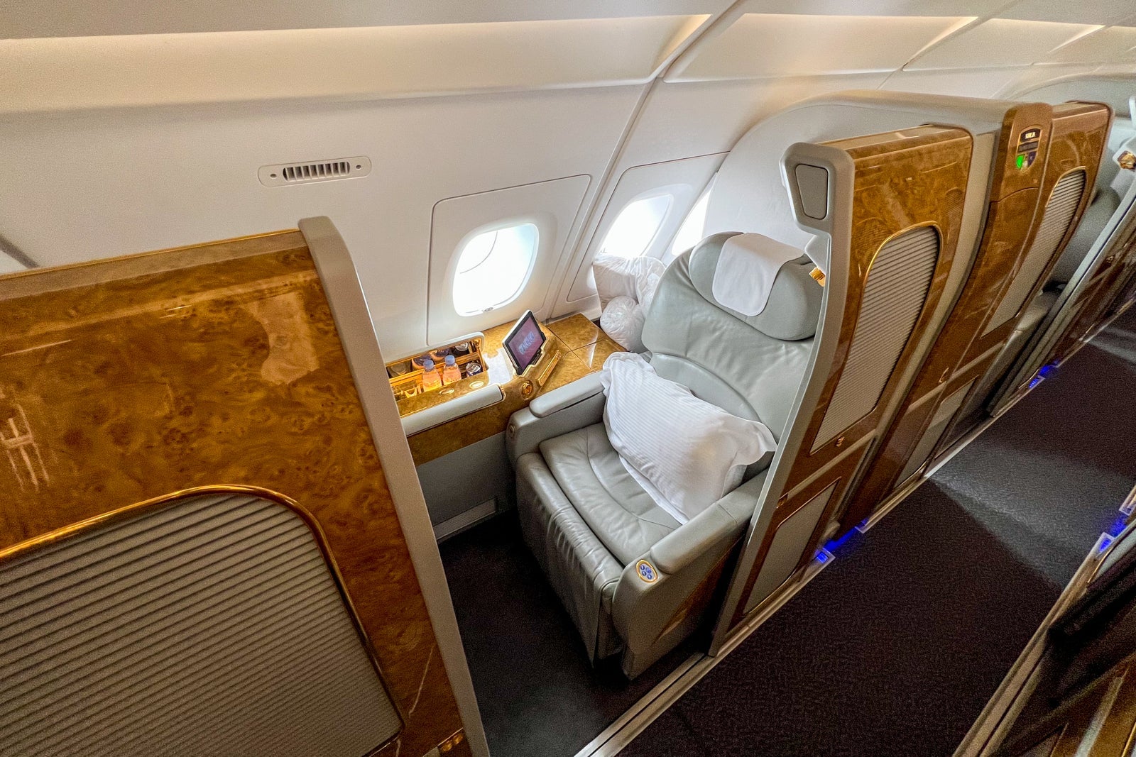 Emirates Cracks Down: No Young Kids Allowed in First Class When Booking with Miles—What This Means for Families Flying High