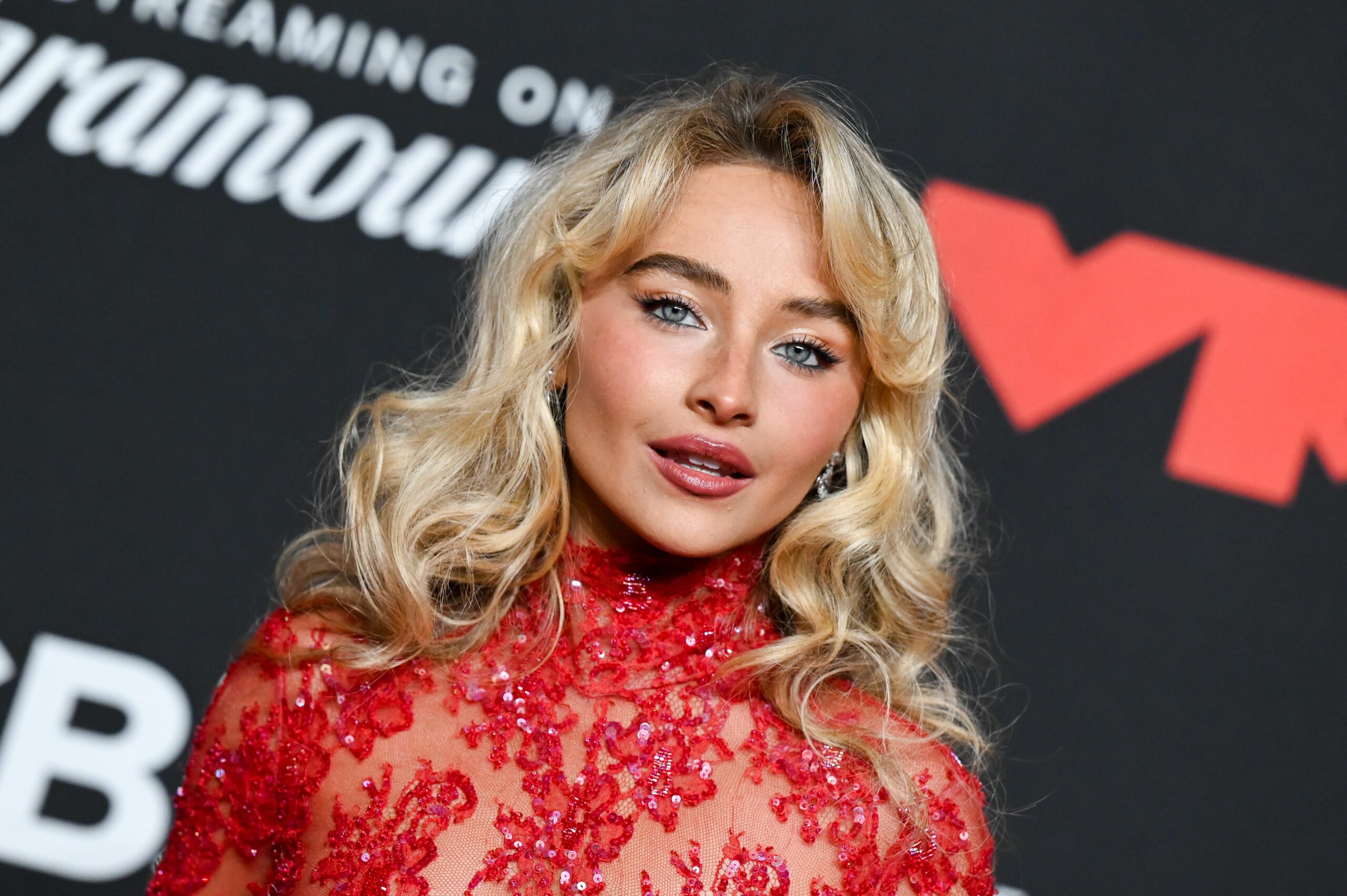 Sabrina Carpenter’s Stunning Country Star Transformation: The Simple Look That’s Turning Heads Everywhere