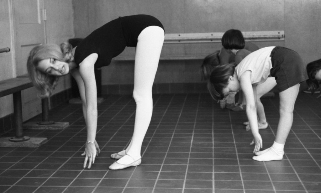 Unlock Goldie Hawn’s Secret Ballet Past: 12 Rare Photos That Reveal a Grace You’ve Never Seen Before!