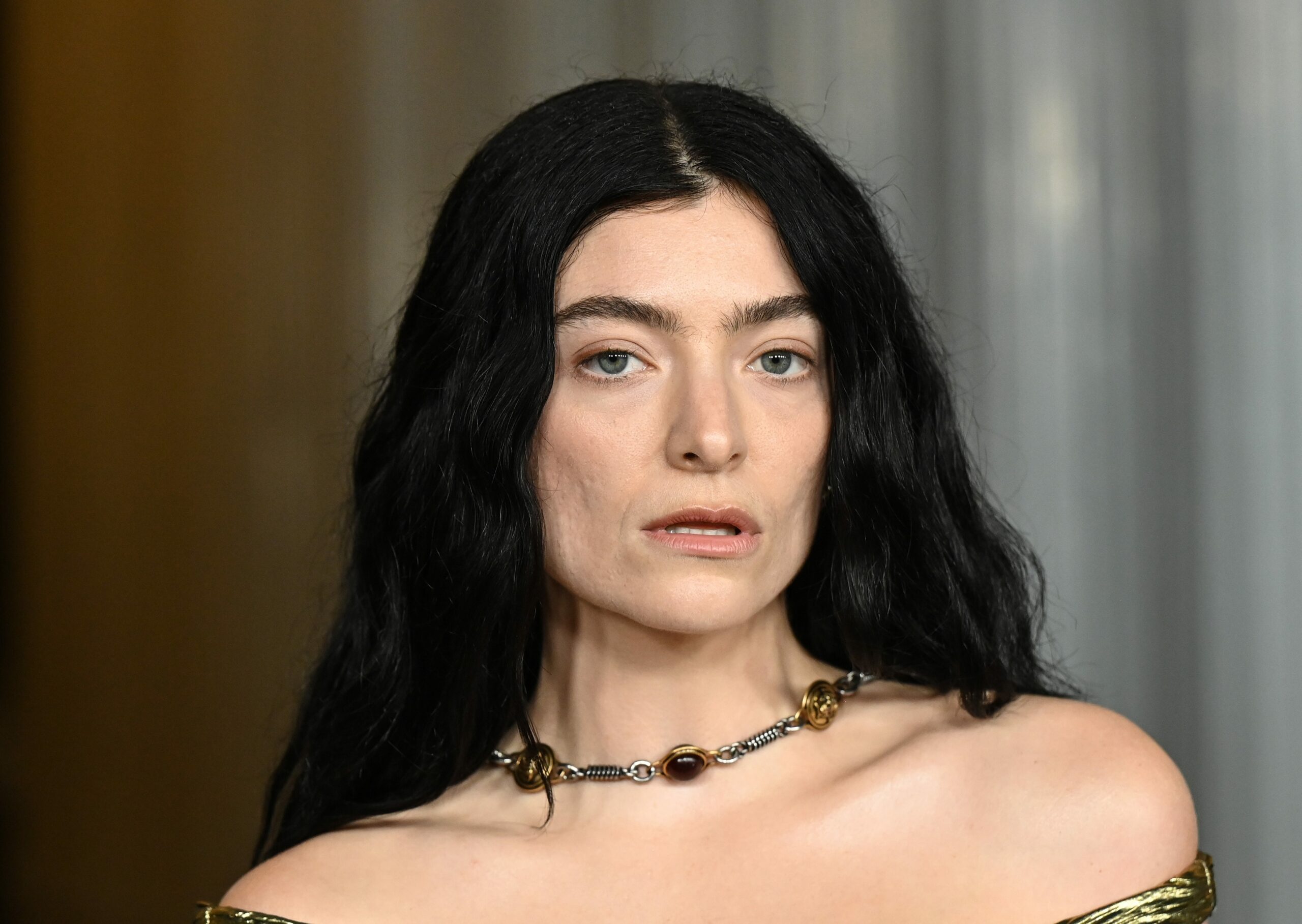 Lorde’s Golden Versace Armor at LACMA Gala: The Jaw-Dropping Look That’s Breaking All Fashion Rules