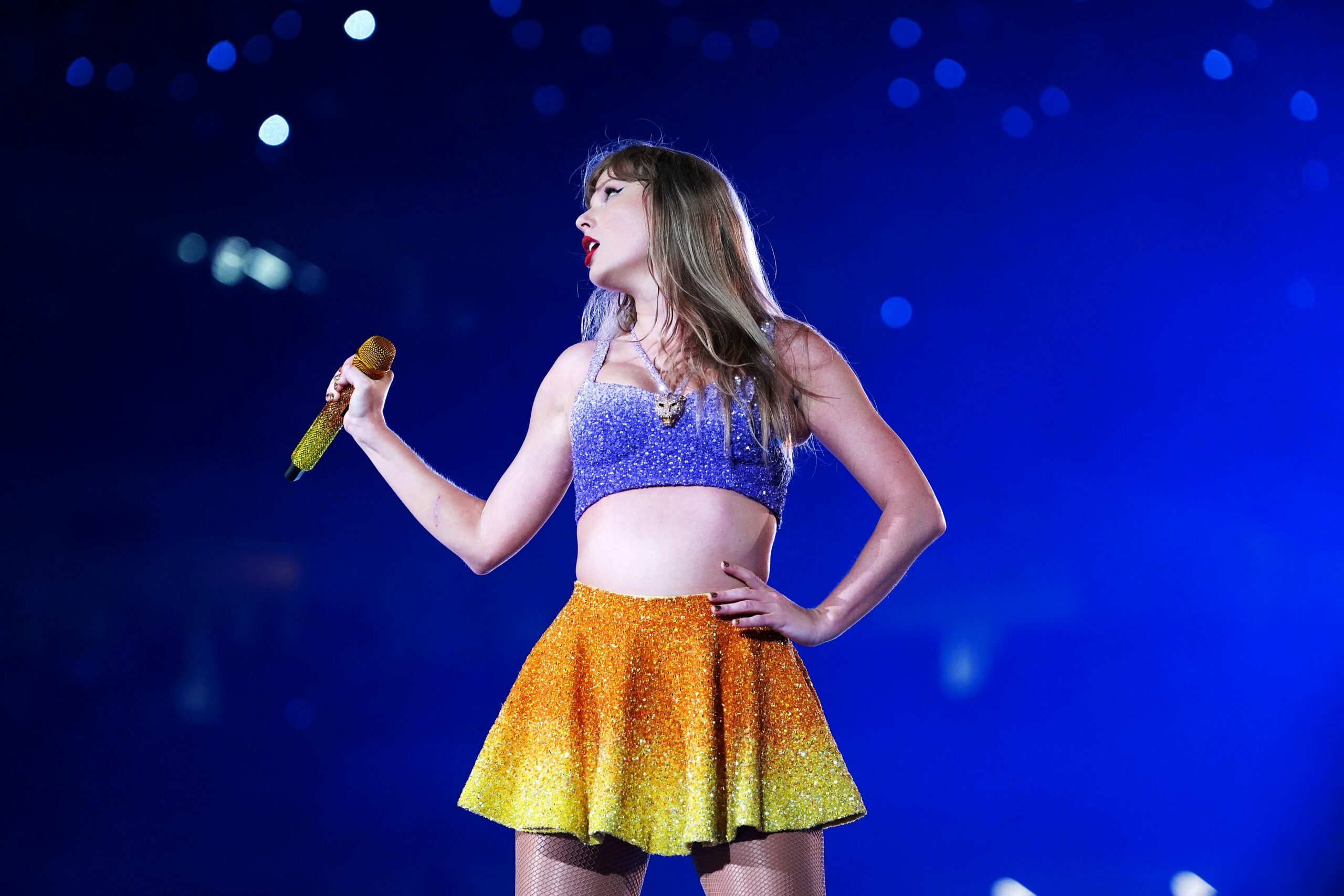 Taylor Swift’s Secret to Effortless Comfort Revealed: You Won’t Believe the Slides She Chose for Her End of an Era Rehearsals!