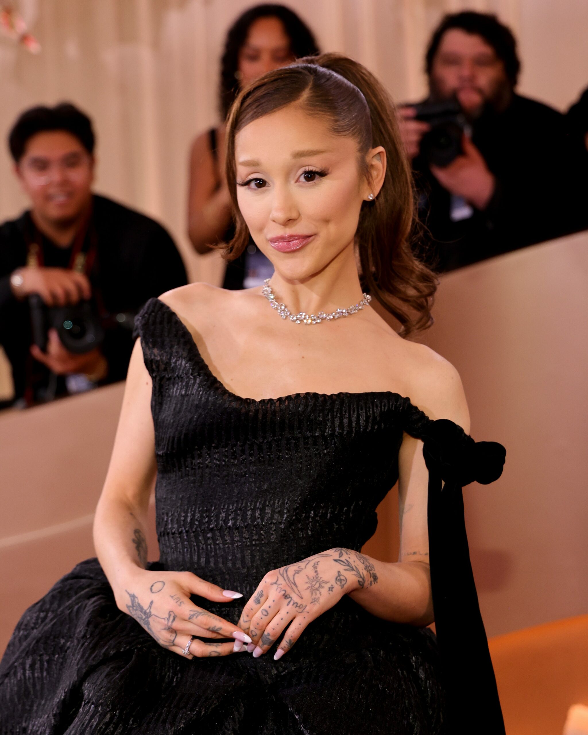 Ariana Grande Drops a Rare, Untouched Look at Her Natural Hair—You Won’t Believe the Transformation!