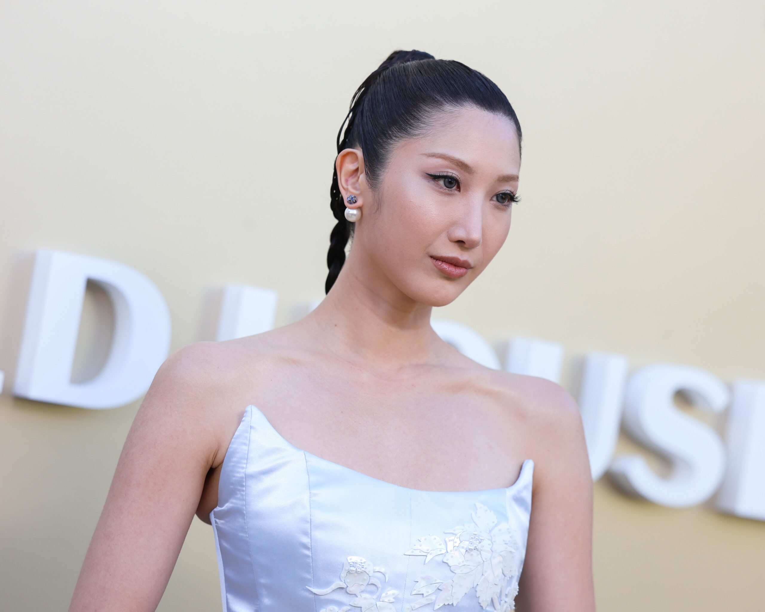 EJAE Stuns in Baby-Blue Basque-Waist Gown Shimmering with Mother of Pearl—The Look Everyone’s Talking About at the 2026 Gold Gala!
