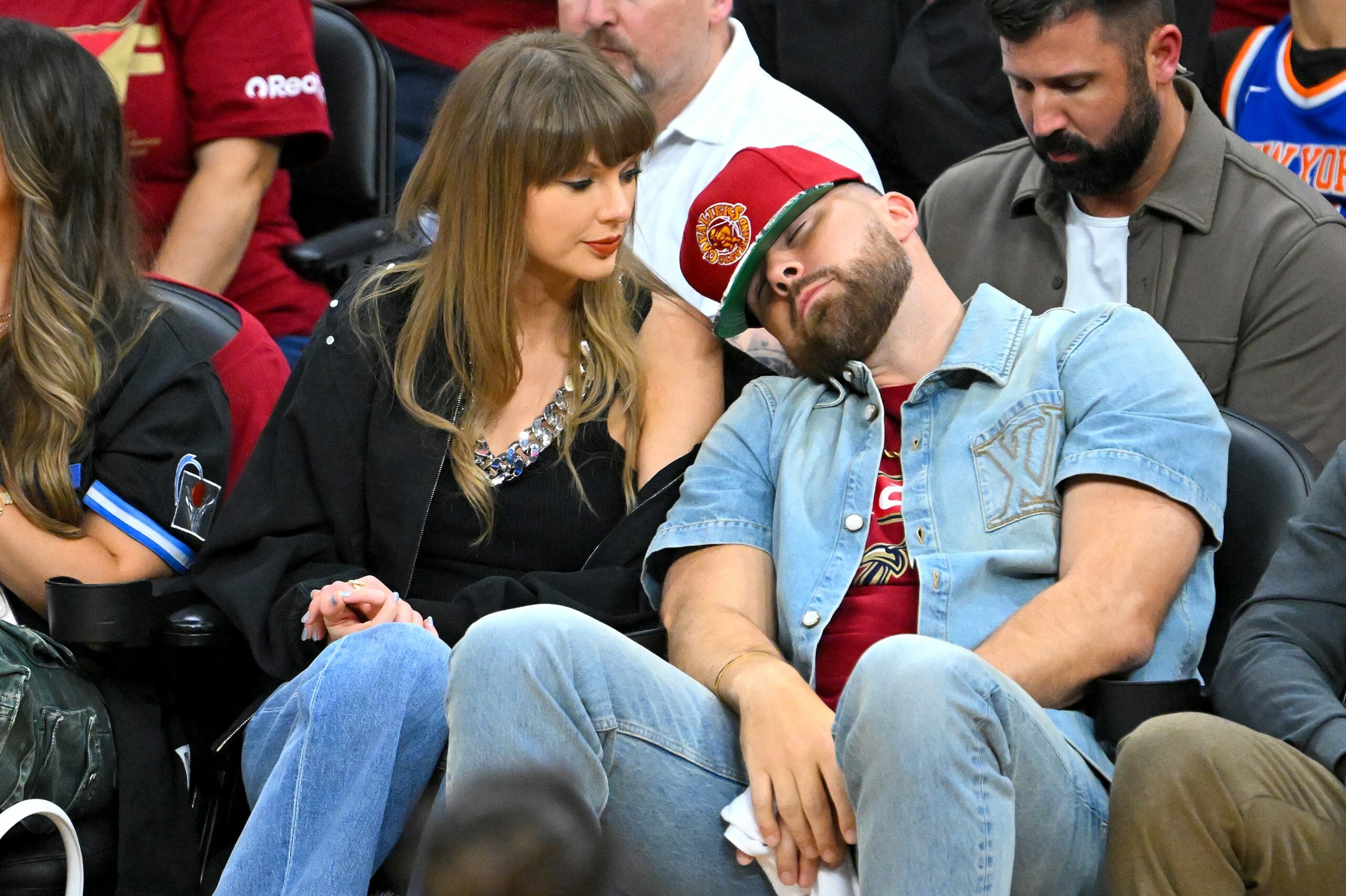 Taylor Swift and Travis Kelce’s Courtside Chemistry: What These Rare Photos Reveal About Their Unexpected Connection