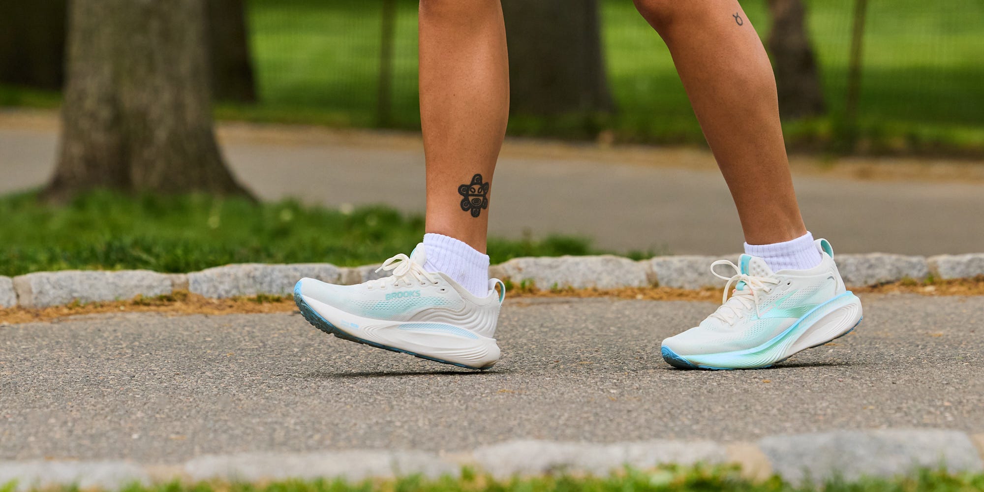 Unlock the Secret to All-Day Comfort: The Walking Shoes Women Swear By (Tested by Top Fitness Pros!)