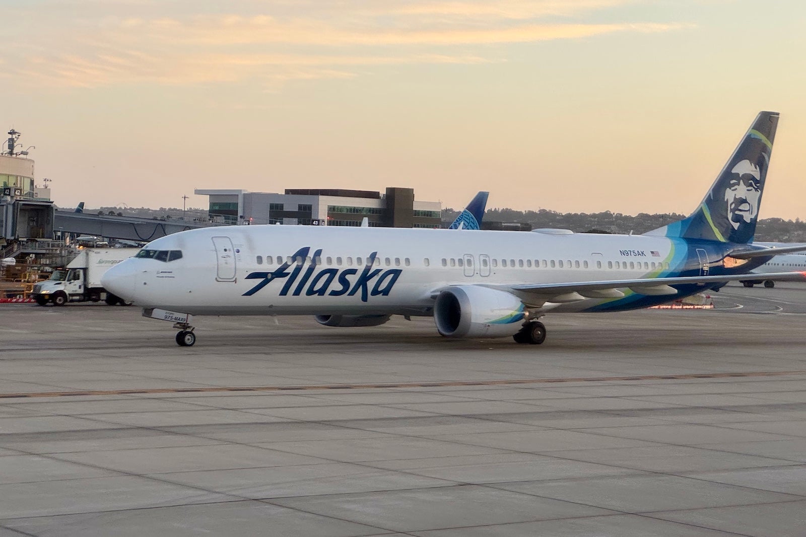 Alaska Airlines’ Bold Route Shakeup: Why Cutting Mexico Flights Could Change Your Next Hawaiian Getaway Forever