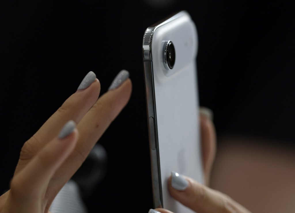 This Morning Habit Could Be Sabotaging Your Health — Here’s What You Need to Know Before You Grab Your Phone!