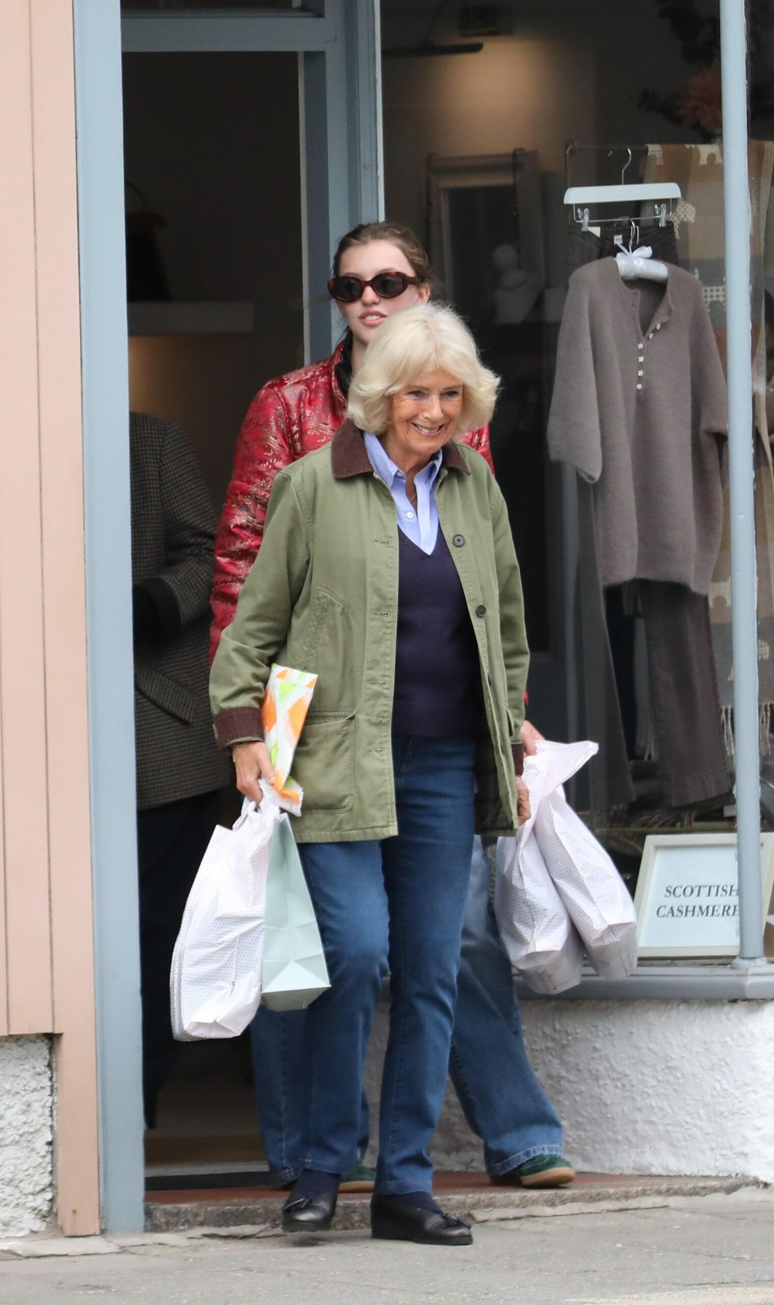 Queen Camilla’s Unexpected Casual Style on a Secret Shopping Trip Leaves Fans Buzzing – What’s Behind Her Rare Off-Duty Look?