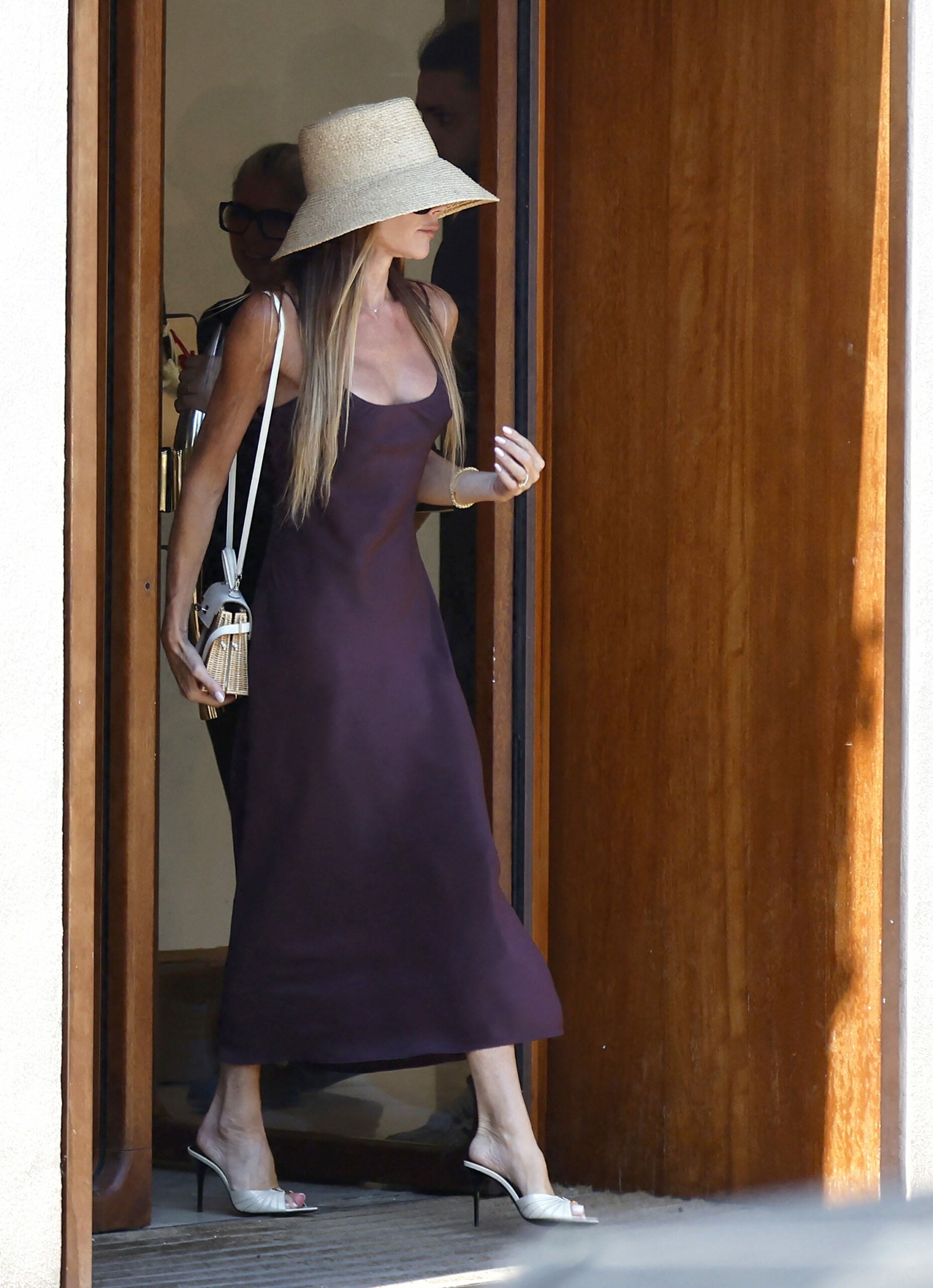 Victoria Beckham’s Saint-Tropez Style Hack: How Simple Holiday Basics Unlock Effortless Chic That Everyone’s Missing