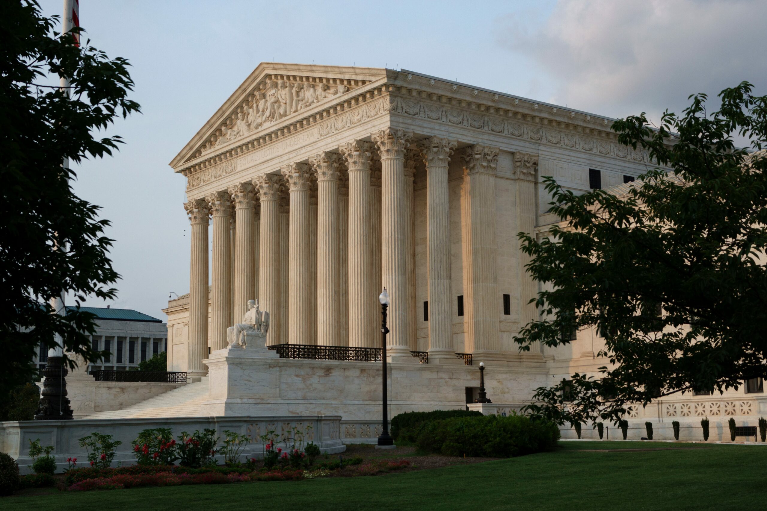 When a Guy Casually Walks into the Supreme Court with a Guillotine and Walks Out Free—Here’s What They Don’t Want You to Know!