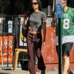 How Zoë Kravitz’s Neon-Green Pedicure Instantly Transforms Her Neutral Look – The Secret Statement You Need to Try Now