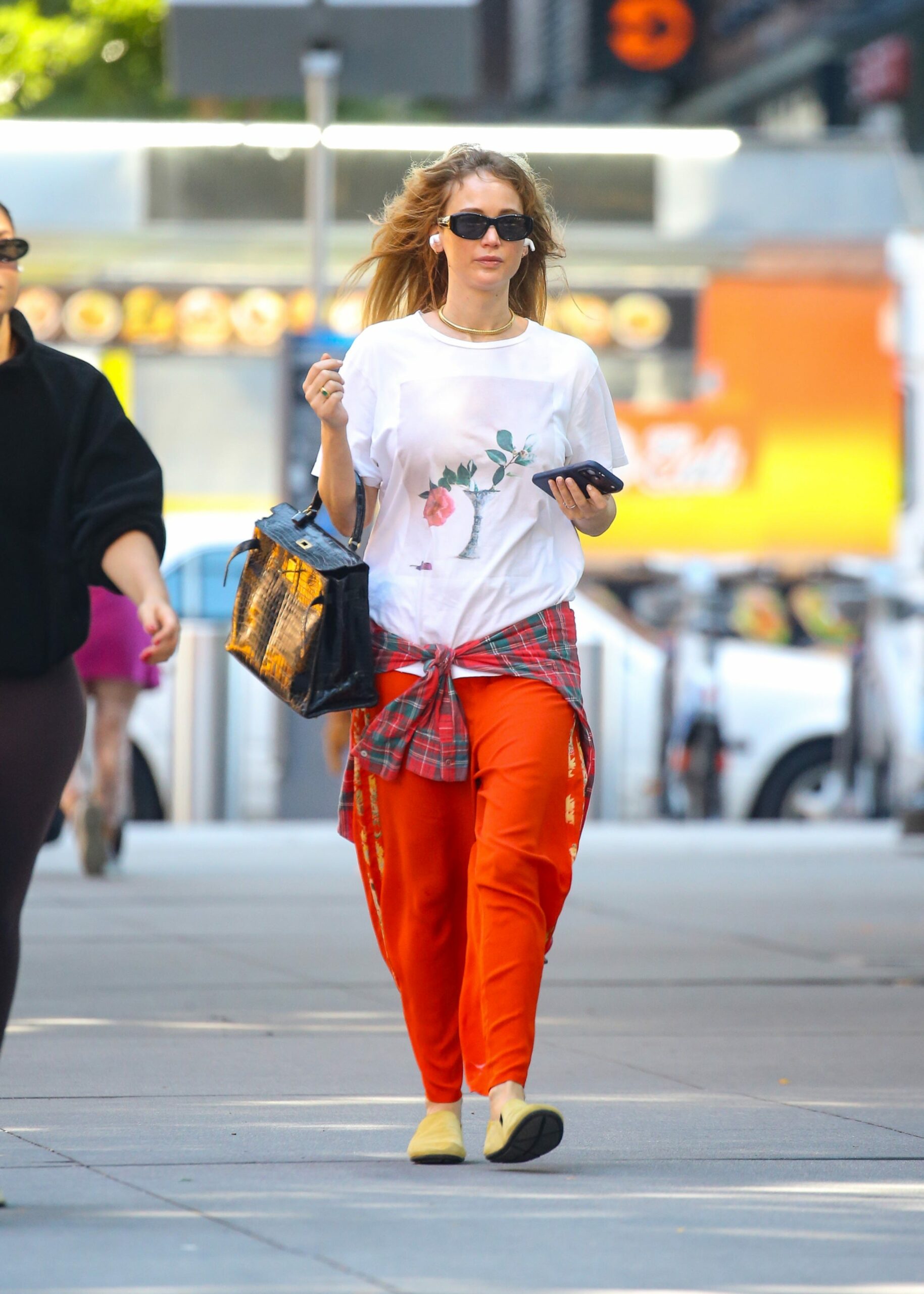 Unlock Jennifer Lawrence’s Effortless Style Hack: How She Turns a Simple Flannel and Kelly Bag Into a Game-Changing Look You Need to Try Now!