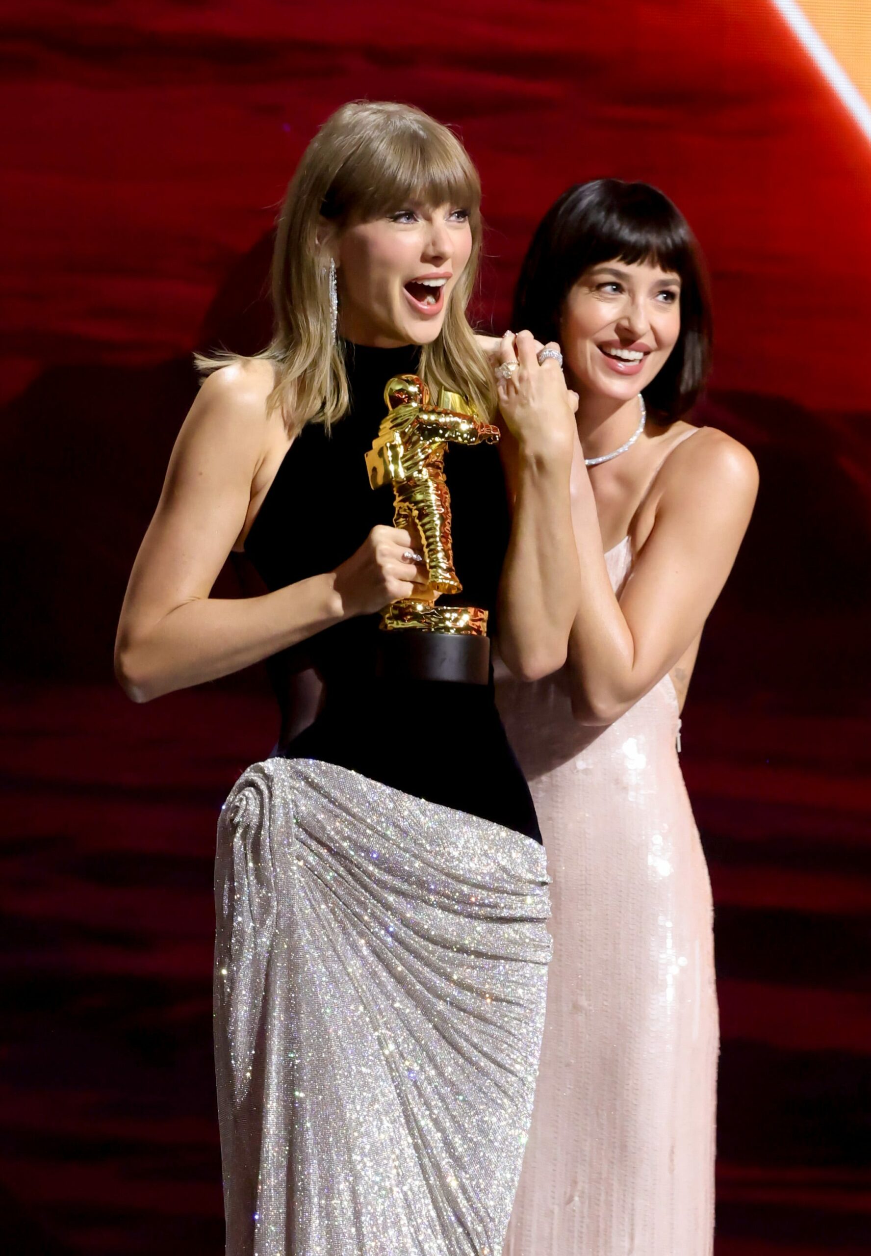 Why Everyone’s Ditching Their Old Bangs for the “Soft French Fringe” – Dakota Johnson and Taylor Swift Swear By It!