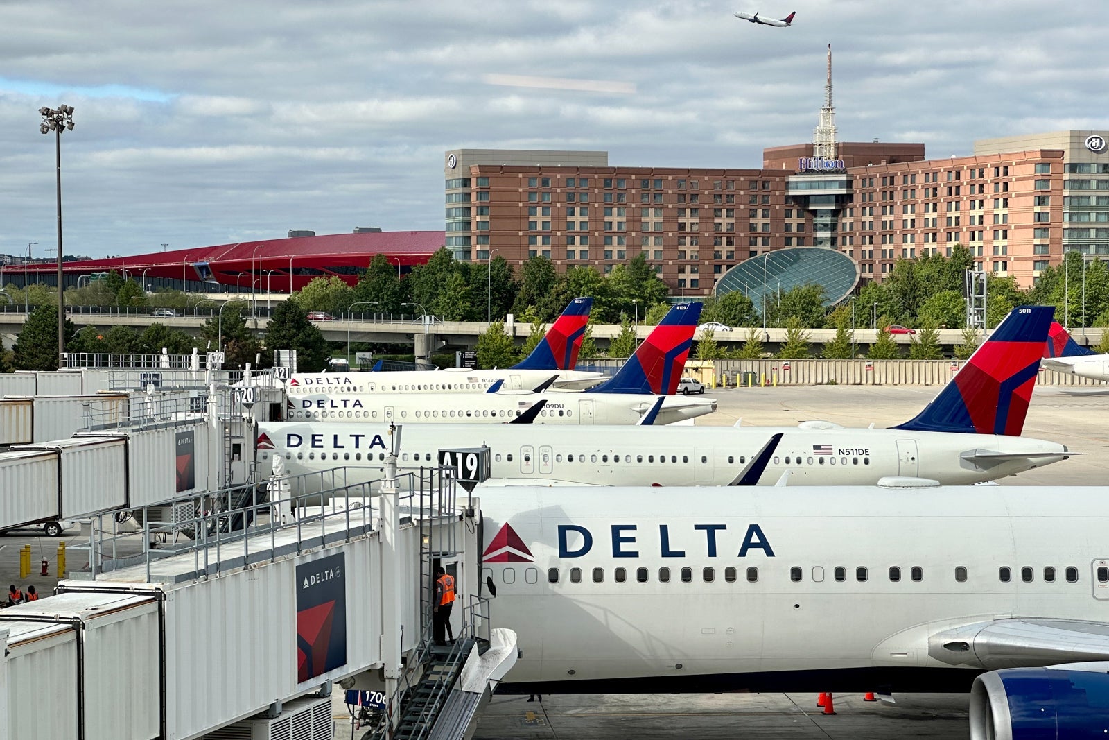 Why the Delta SkyMiles Gold Business Card Might Be the Under-the-Radar Perk Machine Your Wallet Needs Right Now