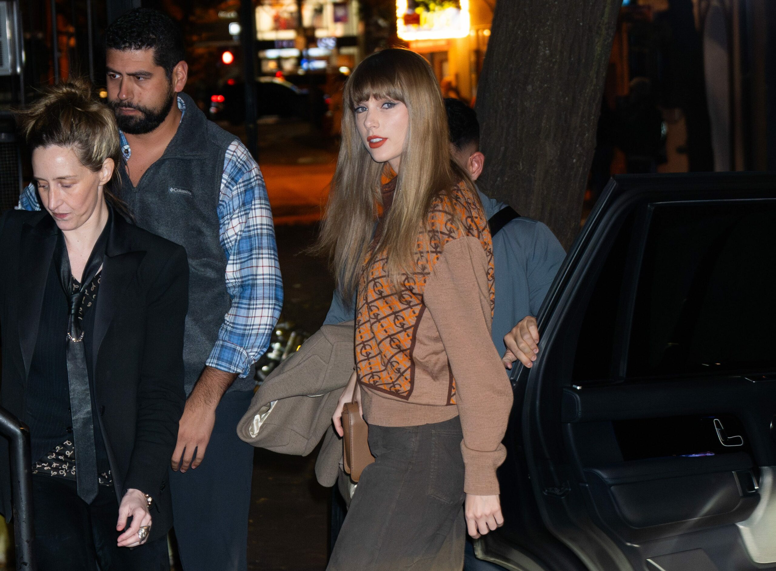 Why Taylor Swift’s Cozy Fall Look Is Secretly a Masterclass in Seasonal Style Transformation You Can’t Miss